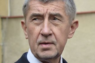 Ani cvičení Andreji Babišovi k rovné páteři nepomůže - Médium.cz